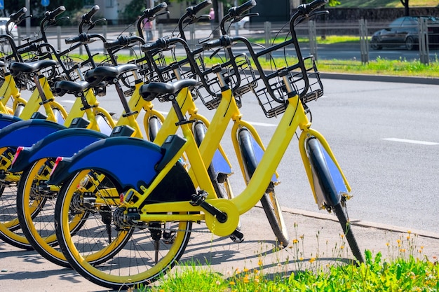 Parking verhuur gele fietsen.