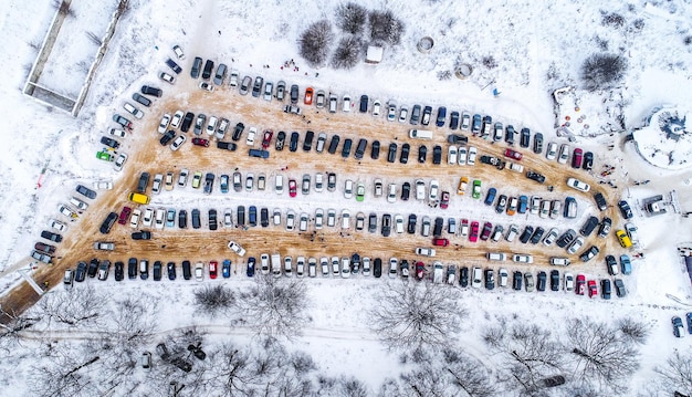 Парковка с автомобилями сверху зимой с высоты птичьего полета