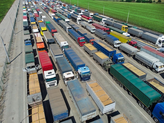 Foto parcheggio con camion in attesa di essere scaricati terminal nel porto