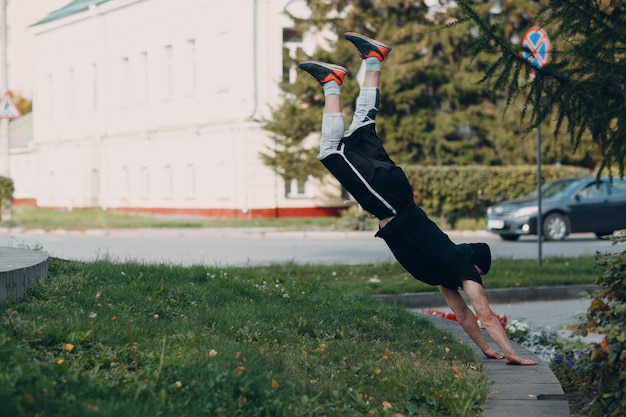 Parkour jonge man die acrobatische truc maakt en hoog springt