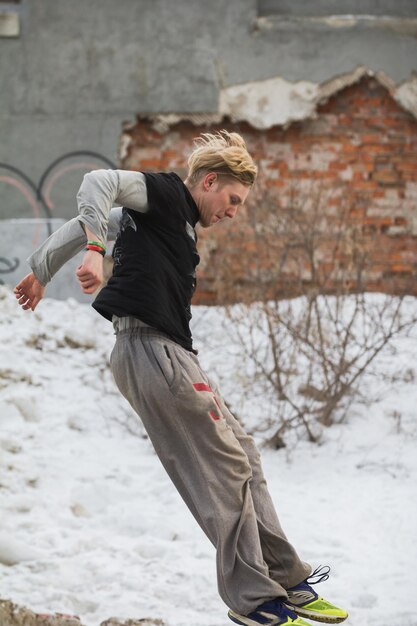 Parkour springen in winter snowpark freerun training