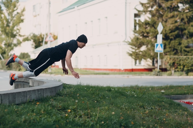 Photo parkour young man outdoor concept