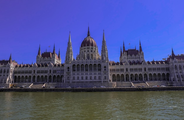 Parlement van Boedapest gezien vanaf de rivier de Donau