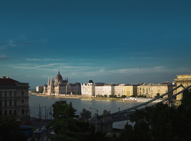 Parlementsgebouw bij zonsondergang, luchtmening van Koninklijk kasteel