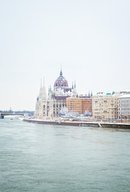 Parlementsgebouw over de rivier de Donau, Boedapest, Hongarije