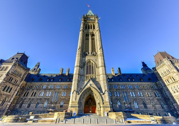 Photo parliament hill and the canadian house of parliament in ottawa canada during wintertime