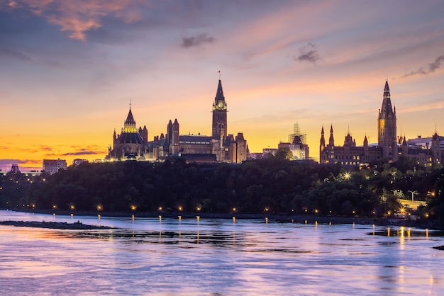 Parliament Hill in Ottawa, Ontario, Canada bij zonsondergang