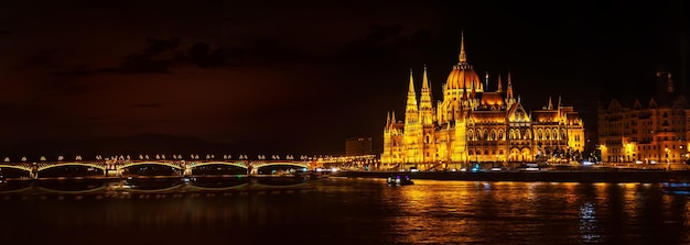 Il parlamento e il ponte margherita a budapest di notte, ungheria