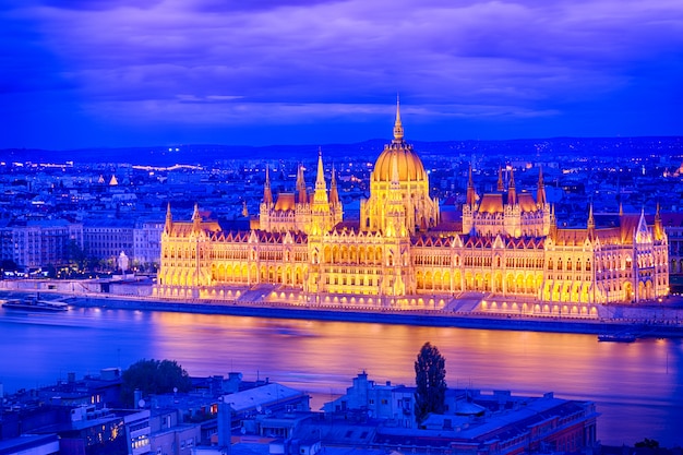 Il parlamento e la riva del fiume a budapest ungheria durante l'ora blu tramonto