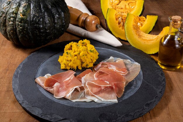 Foto prosciutto di parma (jamon) specialità di carne della tradizione italiana.