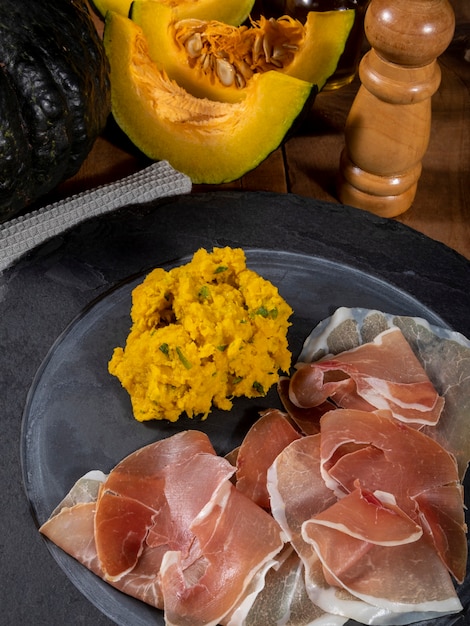 Parmaham (jamon) traditionele Italiaanse vleesspecialiteiten.