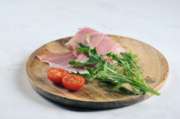 Parmaham, kerstomaatjes en rucola