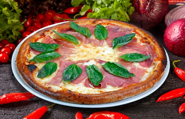 Parmaham pizza gebakken in de houtoven