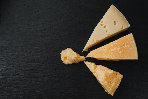 Foto parmigiano reggiano su pietra nera. vista dall'alto