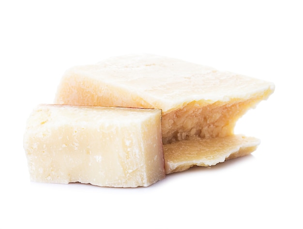 Parmezaanse kaas deel geïsoleerd op witte achtergrond