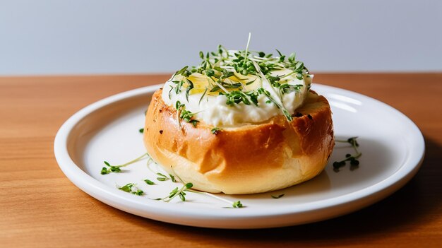 Parmezaanse kaasbroodje met roomkaas en bieslook op een bord