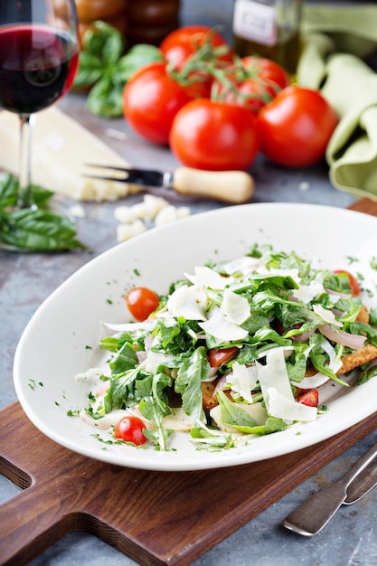 Parmezaanse kip gegarneerd met rucola