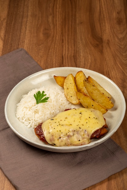 Parmigiana steak met rijst en geroosterde aardappelen Typisch Braziliaans gerecht