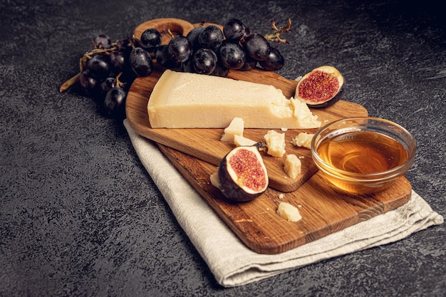 Parmigiano reggiano de meest populaire kaas met fruit, honing en vijgen