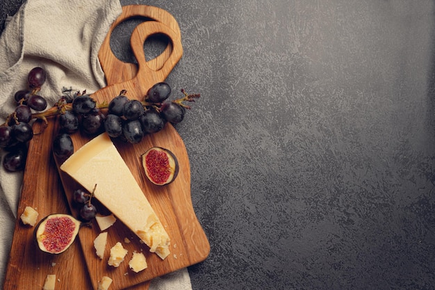 Foto il parmigiano reggiano il formaggio più diffuso con frutta, miele e fichi