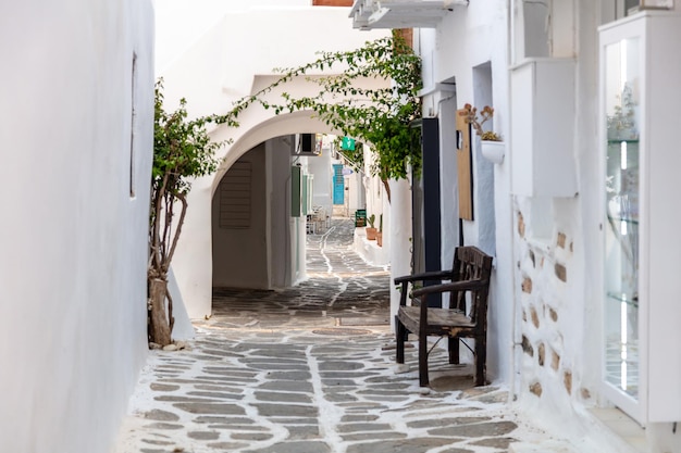 Photo paros island greece naousa old town whitewashed building empty narrow cobblestone alley