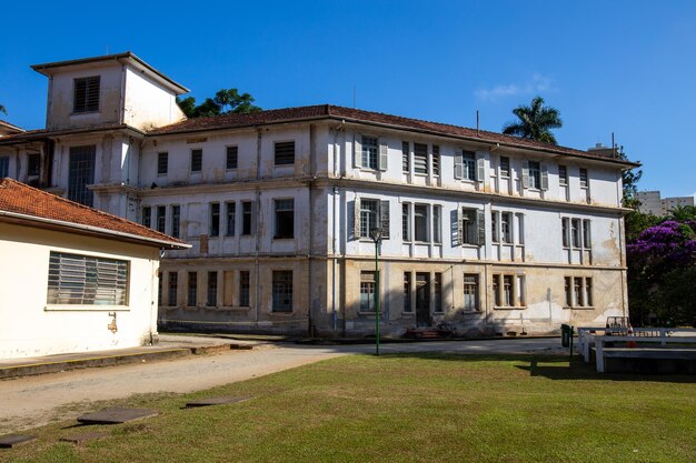 Parque Vicentina Aranha in Sao Jose dos Campos Brazilië Kapel en Oud Sanatorium