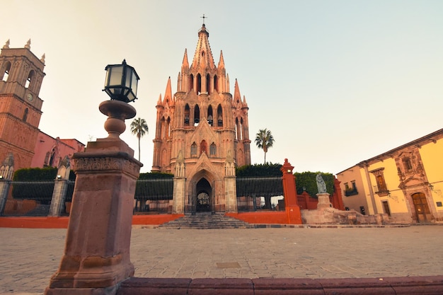 Церковь Архангела Parroquia Городская площадь Jardin Церковь Рафаэля Сан-Мигель-де-Альенде, Мексика. Парроаги