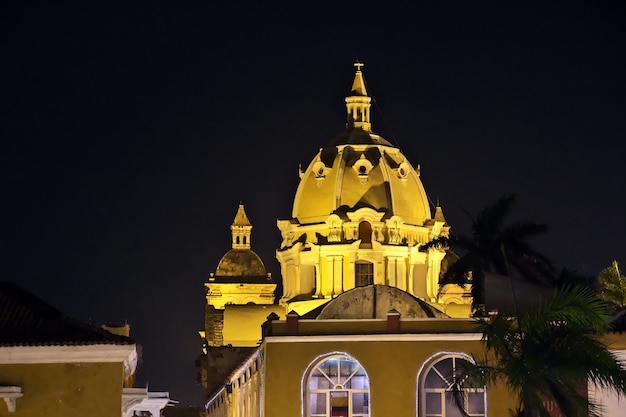 Parroquia San Pedro Claver、夜のカルタヘナの教会、コロンビア