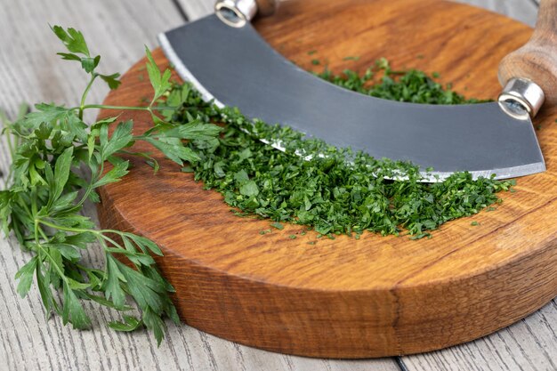 Photo parsley on a chopping board in the kitchen