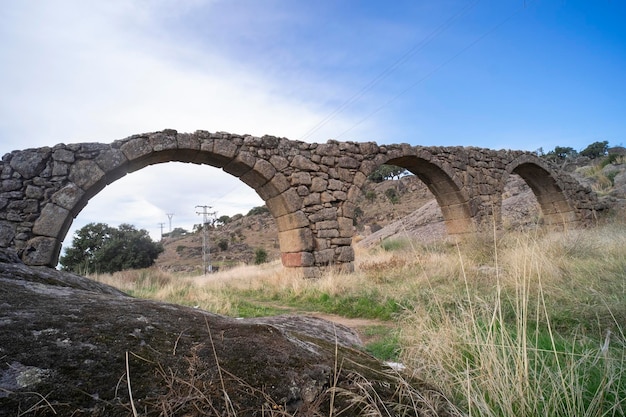 都市に水を供給した古代ローマの水道橋の一部