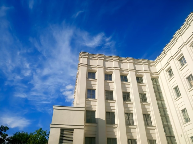 Часть здания на фоне голубого неба