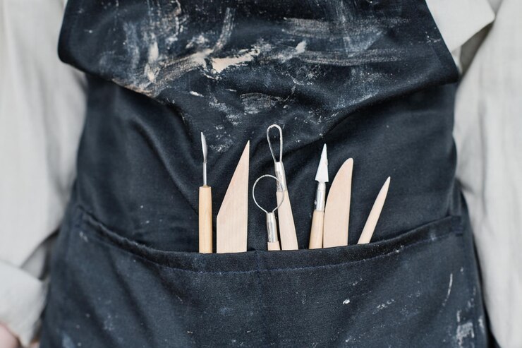 Photo フロントポケットに手工具を備えた黒いエプロンの職人の一部