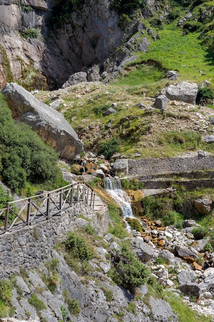 Часть знаменитого водопада, стекающего с горы на высоте 1360 метров в солнечный летний день, регион Цумерка, Греция, Атаманские горы.