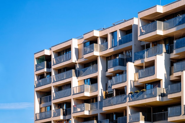 오스트리아 잘츠부르크에 있는 현대적인 주거용 아파트와 평평한 건물 외관의 일부입니다. 새로운 고급 주택 및 주택 단지. 도시 부동산 속성 및 콘도 아키텍처입니다. 배경에 푸른 하늘입니다.