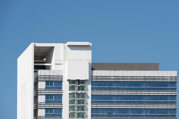 Photo part of modern urban glass mixed buildings is in blue sky and good weather