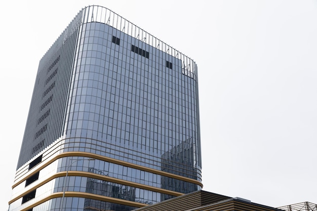 Photo part of an office complex made of glass against the sky