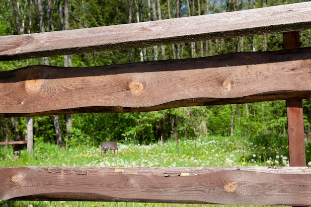 Foto parte di una vecchia staccionata in legno con molti danni