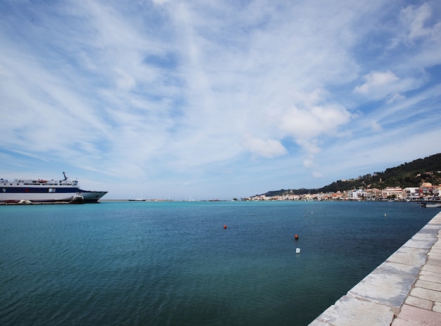 Foto una parte del porto e della città di zakinthos, grecia