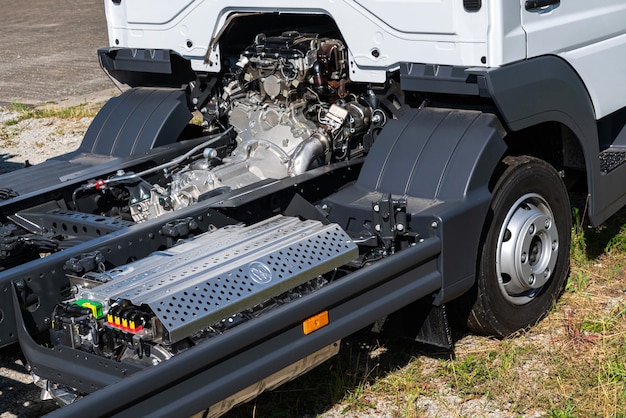 Foto parte di un semitruck con vista del motore e parte della cabina