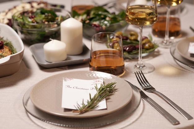 Parte della tavola festiva servita con la cartolina sul piatto