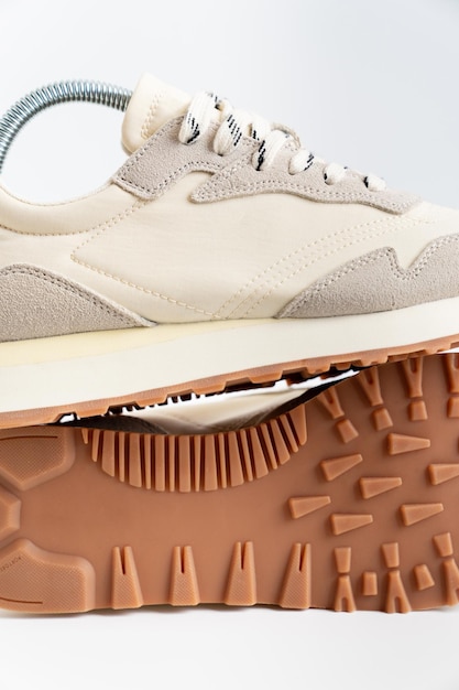 Часть двух современных кроссовок из комбинированных материалов и цветов с гибкими пластиковыми пружинными формодержателями для хранения обуви интернет-магазин модного обувного бутика