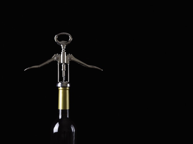 검정색 배경, 카피스페이스에 코르크 마개가 달린 와인 병의 일부입니다.