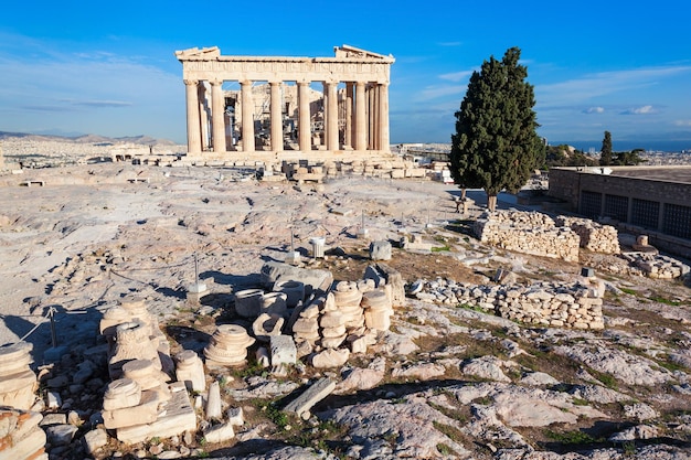 Il tempio del partenone dell'acropoli di atene, grecia. l'acropoli di atene è un'antica cittadella situata su uno sperone roccioso sopra la città di atene. Foto Premium