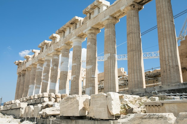 アテネ ギリシャのアクロポリスの晴れた日にパルテノン神殿の古いギリシャの遺跡