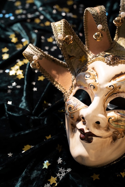 Foto vista laterale parziale di una maschera di carnevale