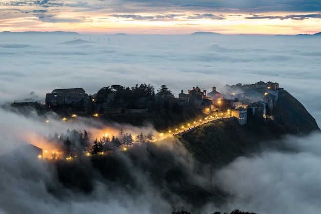 Photo a particularly attractive view of the sicilian town, polizzi generosa when low cloud (the so-called maretta