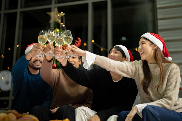 Foto partij van aziatische vriendin vrouw en man vieren dinerfeest met eten en champagne