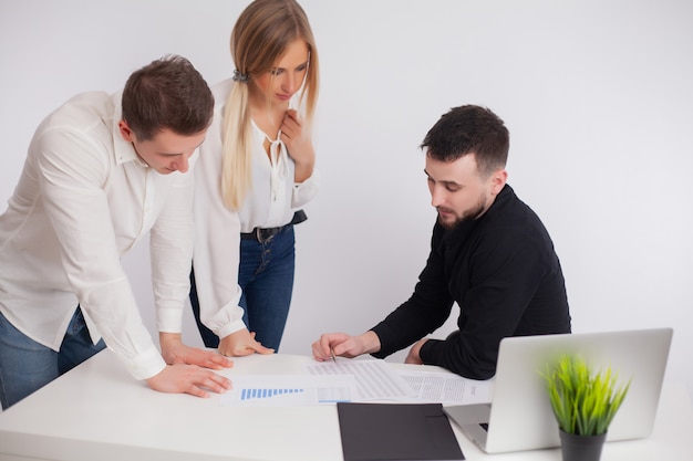 Partners bespreken het werkproject in het kantoor van het bedrijf