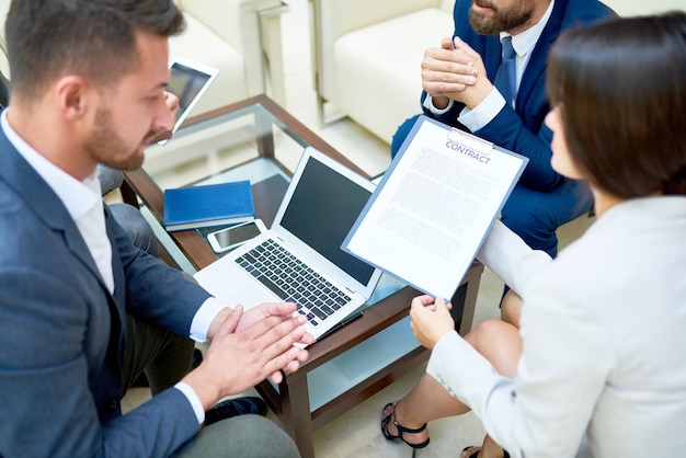 Partners bespreken zakelijke contract in vergadering