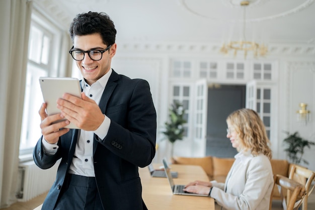 Partners een man en een vrouw werken op kantoor met laptops op de werkplek Projectcollega's